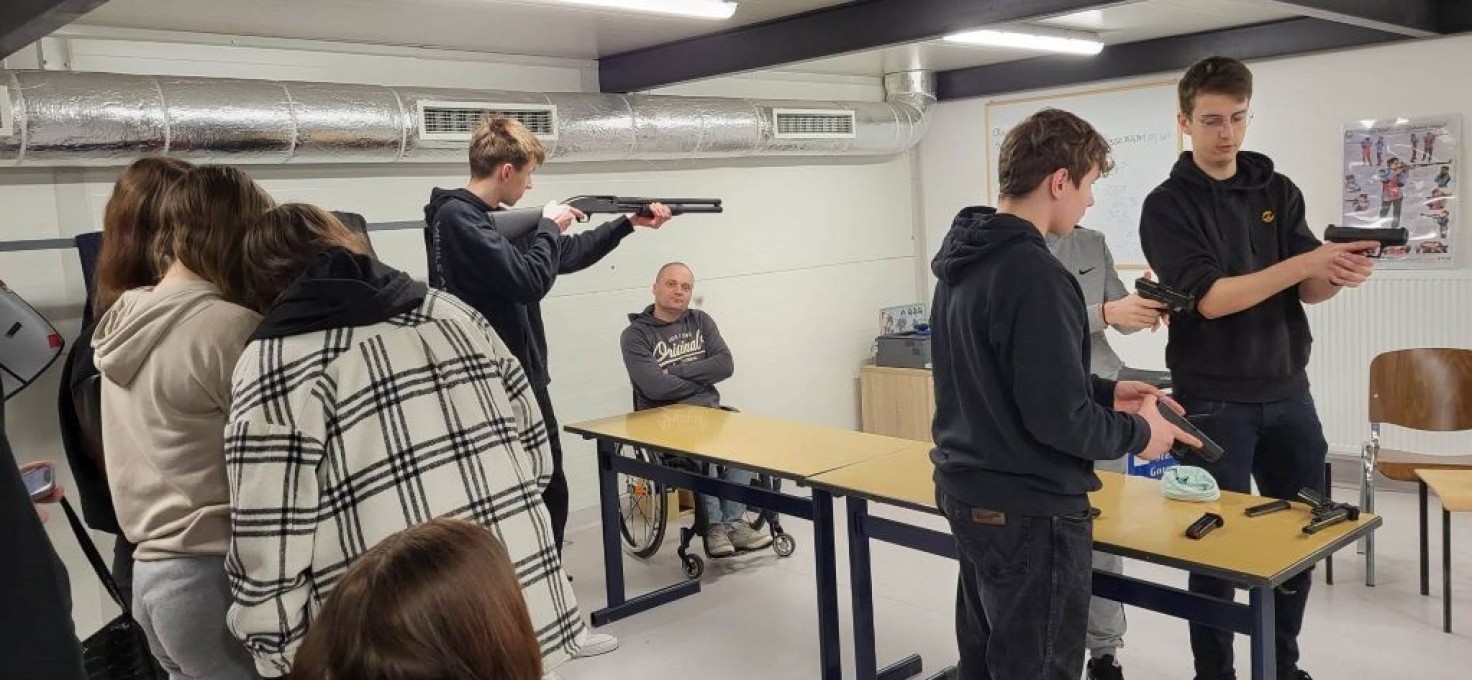 received_1228697724678397